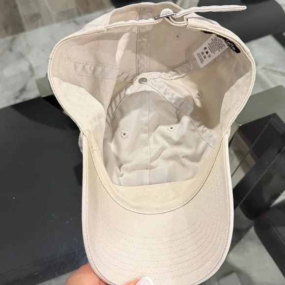 Nike Off-White Cap with Black Logo - Picture 3 of 6